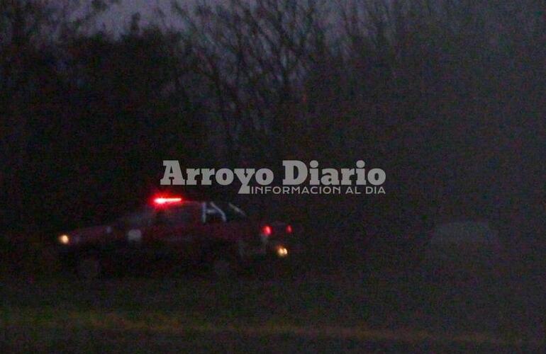 Detrás de Puerto Gaboto. El lugar donde estaba el animal era un sitio de díficil acceso y demandó la colaboración de una retro para el ingreso del personal. Detrás de Puerto Gaboto. El lugar donde estaba el animal era un sitio de díficil acceso y demandó la colaboración de una retro para el ingreso del personal.