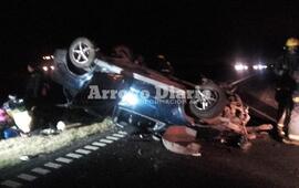 Imagen de Vuelco de un automóvil sobre autopista