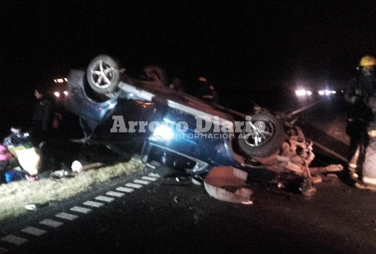 Imagen de Vuelco de un automóvil sobre autopista