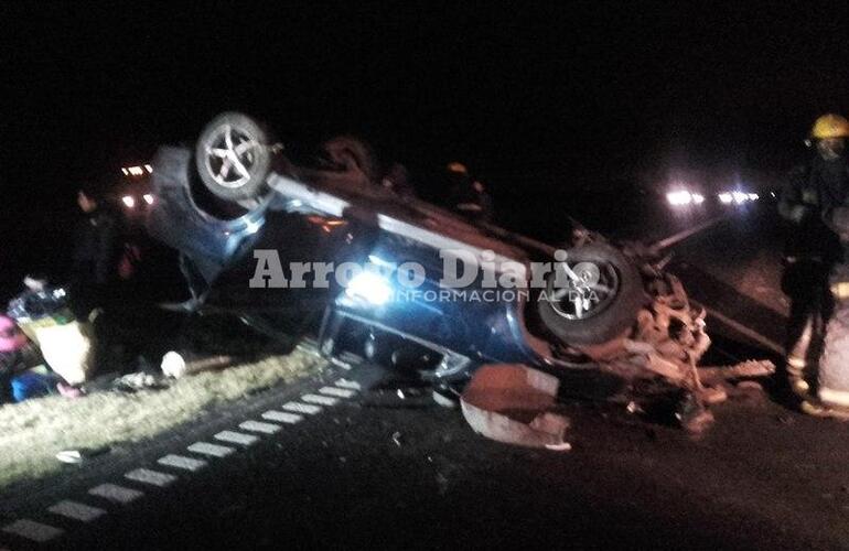 Imagen de Vuelco de un automóvil sobre autopista