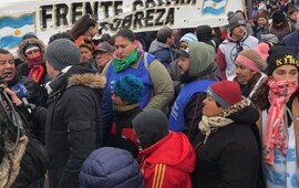 Los manifestantes frente al supermercado Libertad. Foto: Rosario 3