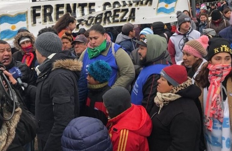 Los manifestantes frente al supermercado Libertad. Foto: Rosario 3