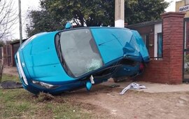 El Ford Fiesta termin&oacute; contra el frente de una casa de la esquina. Foto: Rosario3.com