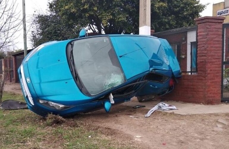 El Ford Fiesta terminó contra el frente de una casa de la esquina. Foto: Rosario3.com