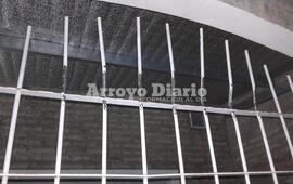 Los doblaron. Los delincuentes doblaron siete barrotes para poder darse paso al interior de la casa.