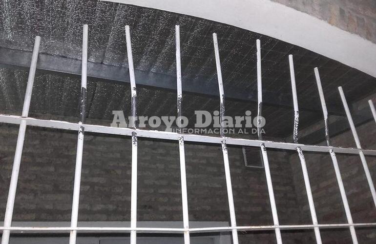 Los doblaron. Los delincuentes doblaron siete barrotes para poder darse paso al interior de la casa. Los doblaron. Los delincuentes doblaron siete barrotes para poder darse paso al interior de la casa.