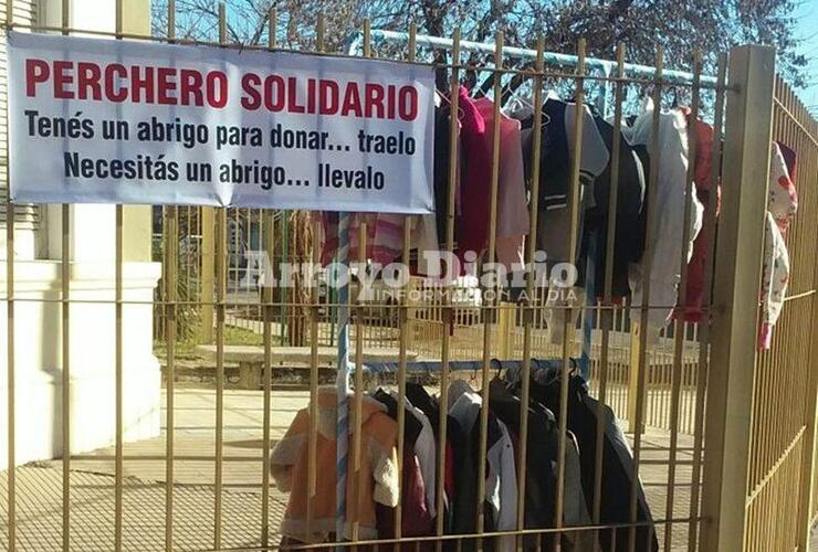 Imagen de Se necesita ropa de abrigo para el Perchero Solidario