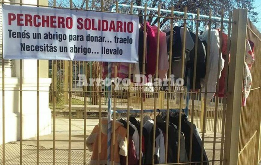 Imagen de Se necesita ropa de abrigo para el Perchero Solidario