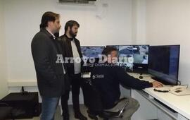 Parte del itinerario de la recorrida. Ferri y Tagliari en el Centro de Monitoreo.