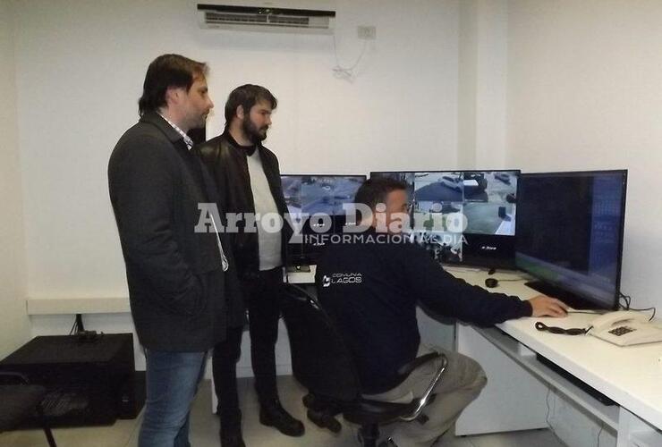 Parte del itinerario de la recorrida. Ferri y Tagliari en el Centro de Monitoreo.