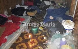 En el piso. Patricia y sus hijos duermen en el piso; y en estos momentos les hace falta frazadas.