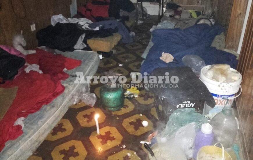 En el piso. Patricia y sus hijos duermen en el piso; y en estos momentos les hace falta frazadas.