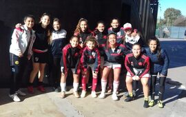 Imagen de Escuela de F&uacute;tbol Femenino y jugadoras que vuelan alto
