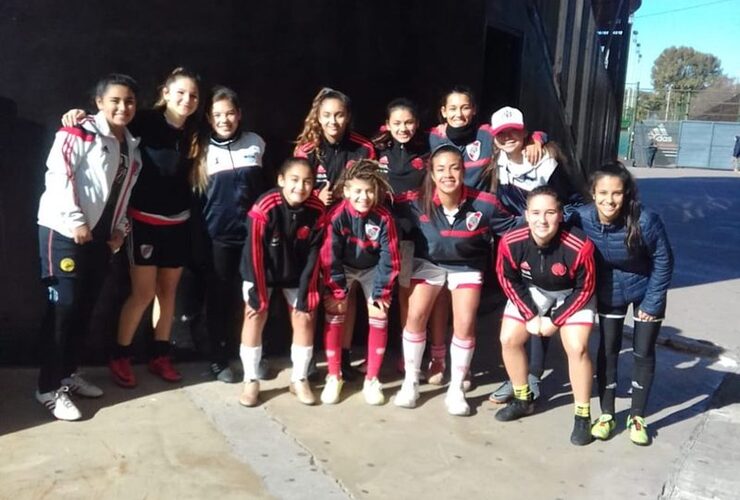 Imagen de Escuela de Fútbol Femenino y jugadoras que vuelan alto