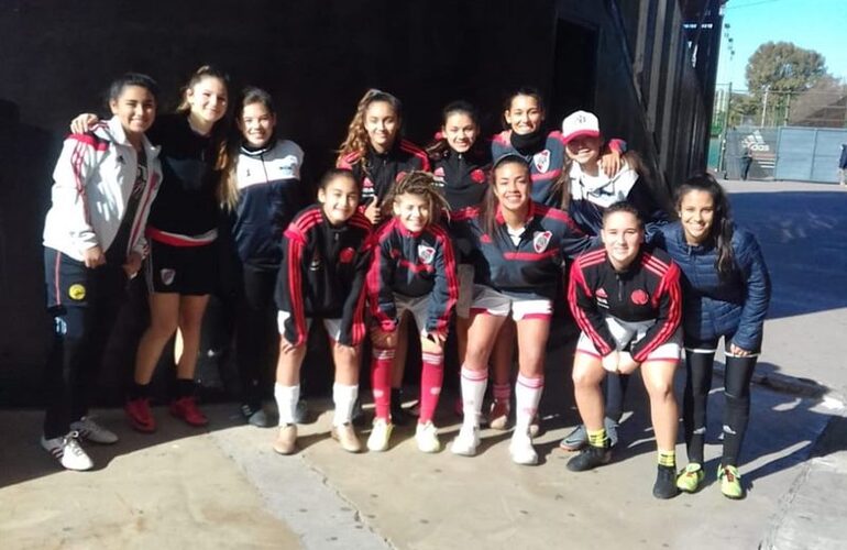 Imagen de Escuela de Fútbol Femenino y jugadoras que vuelan alto
