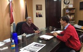 Reunidos. Esper y Mendoza, juntos en la municipalidad este viernes. Foto: Municipalidad