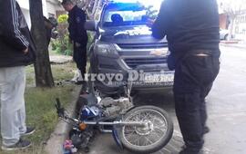 Imagen de Patrulla policial colisionó a joven en moto