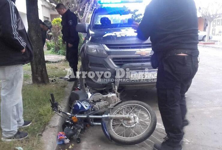 Imagen de Patrulla policial colisionó a joven en moto