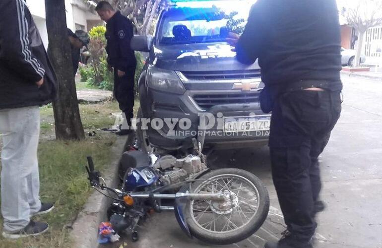 Imagen de Patrulla policial colisionó a joven en moto