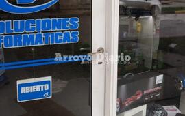 Modalidad. El o los ladrones responsables del intento de robo, quisieron barretear la puerta de entrada al local.