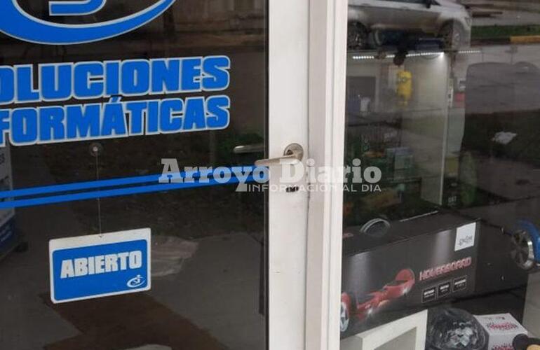 Modalidad. El o los ladrones responsables del intento de robo, quisieron barretear la puerta de entrada al local.