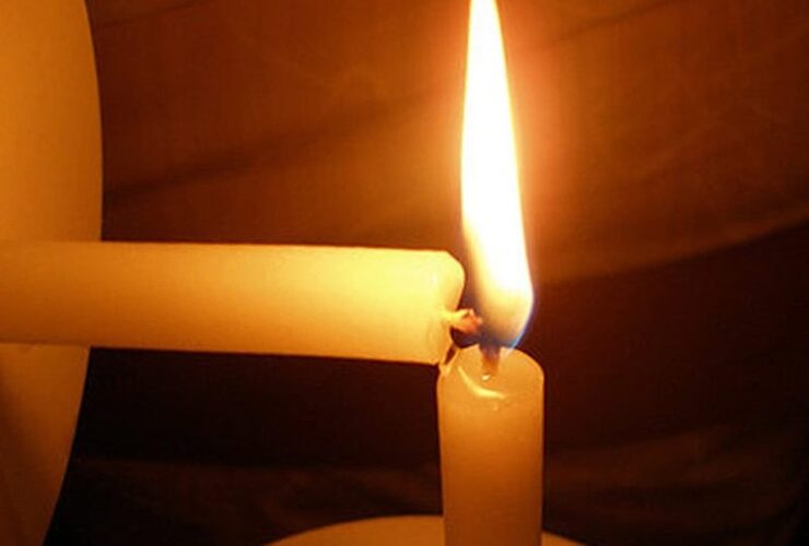A la luz de las velas. Ante el imprevisto, muchos recurrieron a la querida y salvadora vela.