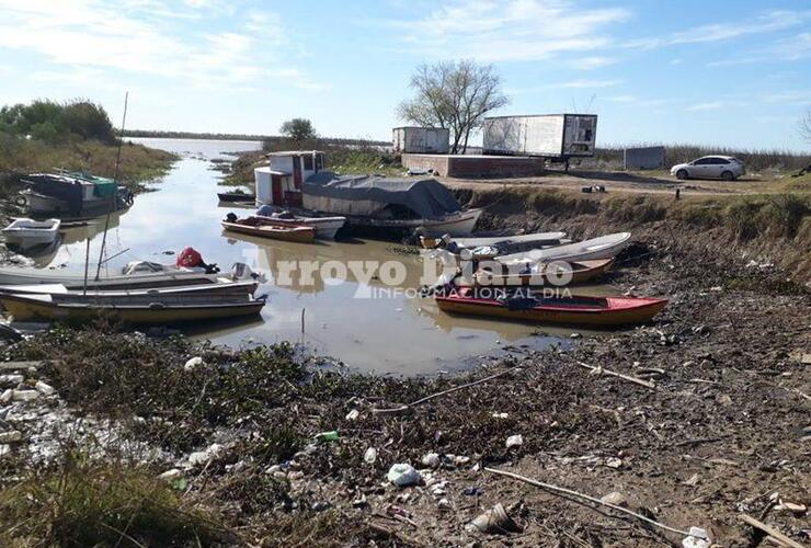 Atascadas. Así están las embarcaciones en la costa figherense.