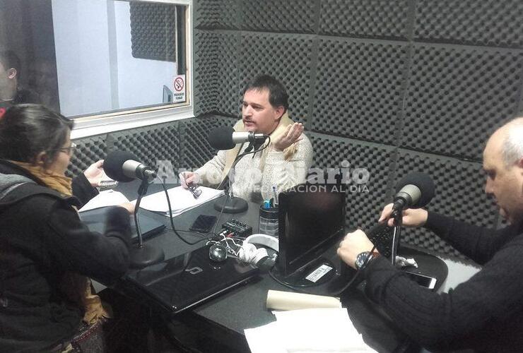 Durante la entrevista. El abogado, papeles sobre la mesa, marcó su posición.