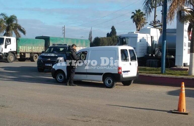 En uno de los ingresos. En el día de la fecha estuvieron apostados sobre acceso a la autopista.