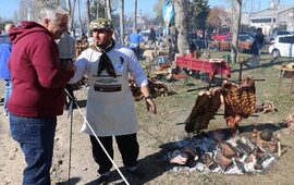 El intendente Nizar Esper salud&oacute; uno por uno a todos los participantes. Foto: Municipalidad