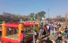 Todo gratis. La tarde acompa&ntilde;a y el predio est&aacute; colmado de familias junto a sus chicos.