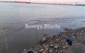 Postal at&iacute;pica. La vista inusual desde el murall&oacute;n del puerto local.