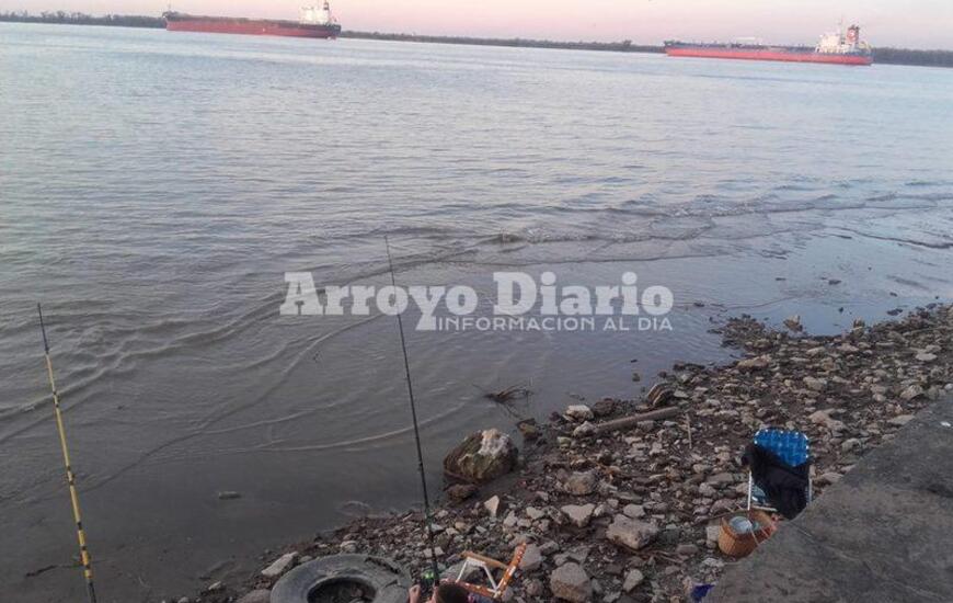 Postal atípica. La vista inusual desde el murallón del puerto local.