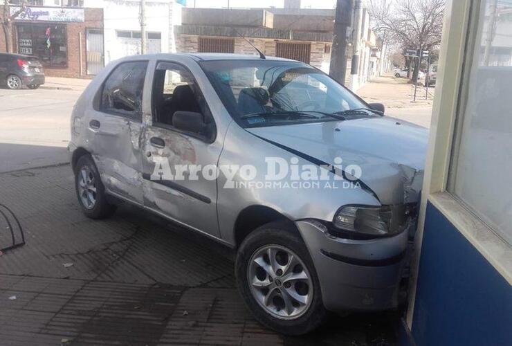 Arriba de la vereda. El coche terminó subiendo a la vereda, afortunadamente solo hubo daños materiales.