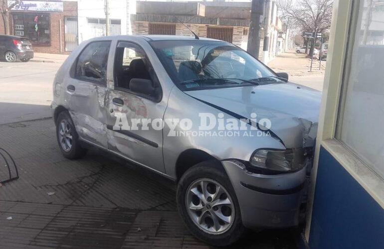 Arriba de la vereda. El coche terminó subiendo a la vereda, afortunadamente solo hubo daños materiales.