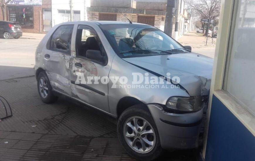 Arriba de la vereda. El coche termin&oacute; subiendo a la vereda, afortunadamente solo hubo da&ntilde;os materiales.
