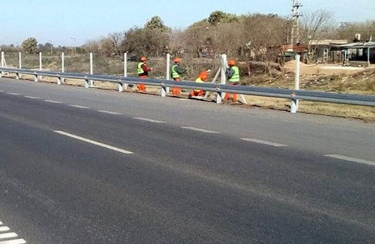 Imagen de Autopista: colocan cercos perimetrales para reforzar la seguridad vial