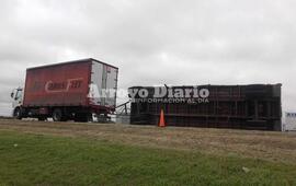 Imagen de En autopista: Volc&oacute; el acoplado de un cami&oacute;n