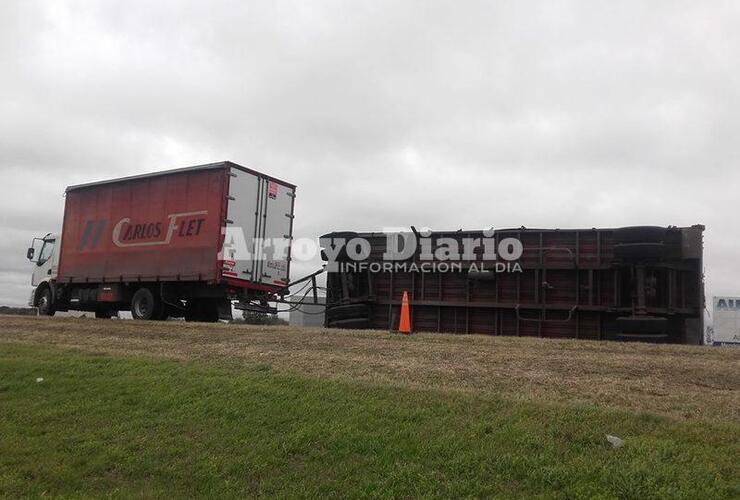 Imagen de En autopista: Volcó el acoplado de un camión