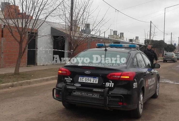 Sería un Peugeot. Según versiones, los delincuentes se movilizaban en un auto color gris.