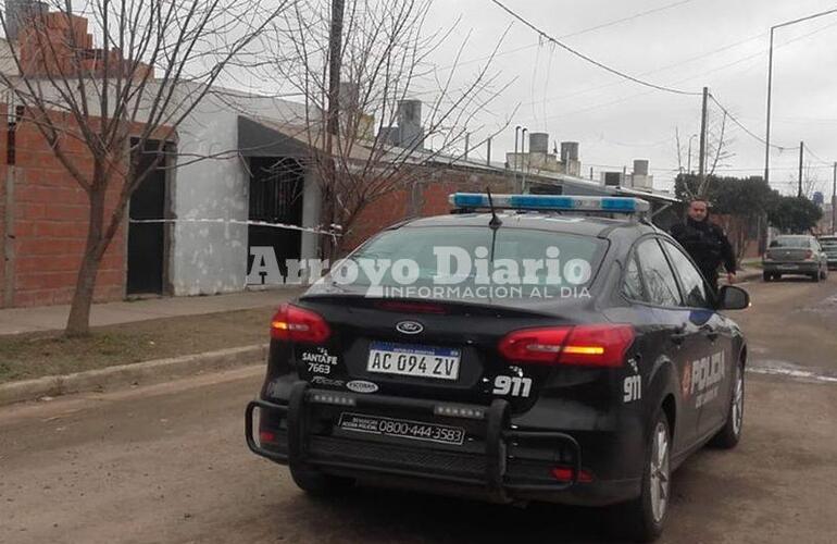 Sería un Peugeot. Según versiones, los delincuentes se movilizaban en un auto color gris.