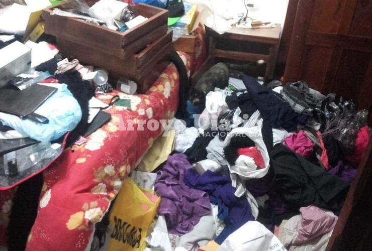 Le revolvieron todo. As&iacute; qued&oacute; la habitaci&oacute;n principal de la casa robada.