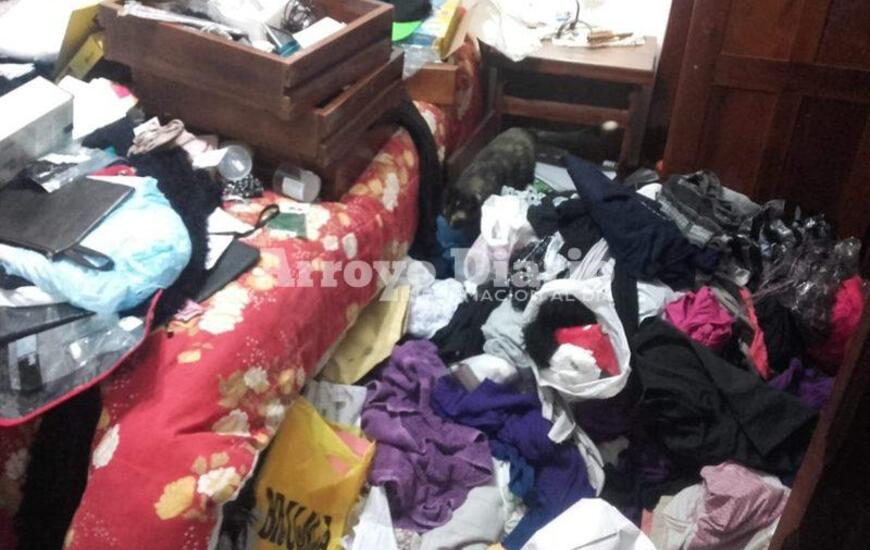 Le revolvieron todo. As&iacute; qued&oacute; la habitaci&oacute;n principal de la casa robada.