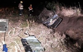 En el zanj&oacute;n. As&iacute; qued&oacute; el veh&iacute;culo luego de despistarse. Foto: La Capital