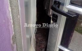 A plena luz del día. Le barretearon la puerta del negocio alrededor de las 2 de la tarde.