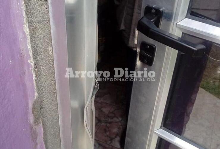 A plena luz del d&iacute;a. Le barretearon la puerta del negocio alrededor de las 2 de la tarde.