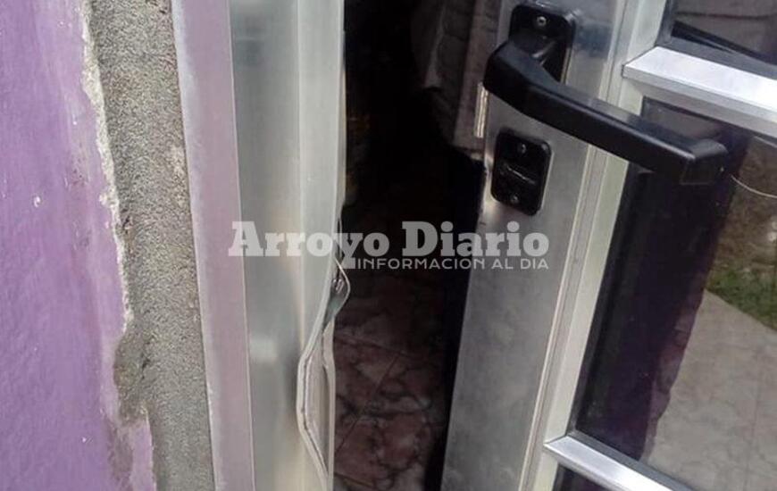 A plena luz del d&iacute;a. Le barretearon la puerta del negocio alrededor de las 2 de la tarde.