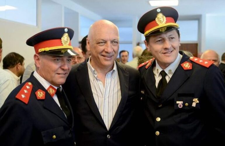 Bonfatti junto a Bomberos de la Provincia. Foto: Prensa Antonio Bonfatti.