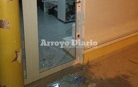 Da&ntilde;os y robo. Tras hacer estallar el vidrio, los ladrones huyeron con varias cosas de valor del local de inform&aacute;tica.