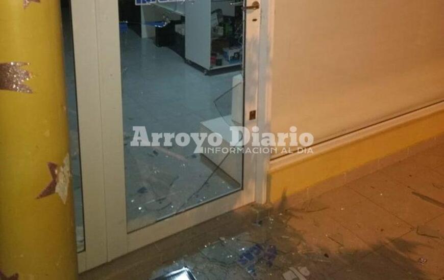 Da&ntilde;os y robo. Tras hacer estallar el vidrio, los ladrones huyeron con varias cosas de valor del local de inform&aacute;tica.